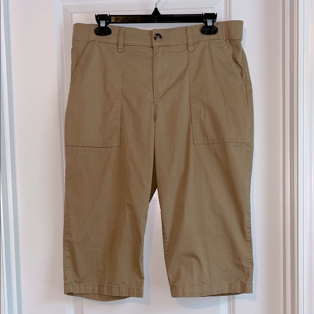 ⚡️ 3 for $30 ⚡️ Lee Khaki High Rise Capri Pants